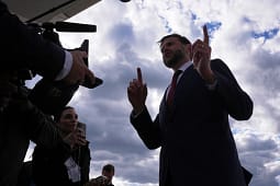SHBA-ja dhe Irani ende po negociojnë për “disa pika të formulimit”, thotë JD Vance SHBA-ja dhe Irani ende po negociojnë për “disa pika të formulimit”, thotë JD Vance