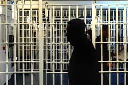 Rapoerohet për një kaos në Burgun e Pejës: I paraburgosuri sulmon zyrtarët korrektues, njërin e kap për fyti e tjetrin e godet me grusht Rapoerohet për një kaos në Burgun e Pejës: I paraburgosuri sulmon zyrtarët korrektues, njërin e kap për fyti e tjetrin e godet me grusht
