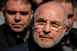 Kryenegociatori i Iranit, ministri i jashtëm dhe guvernatori i bankës qendrore mbërrijnë në Katar për bisedime Kryenegociatori i Iranit, ministri i jashtëm dhe guvernatori i bankës qendrore mbërrijnë në Katar për bisedime