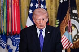 30 mjekë e shpallën Donald Trumpin të paaftë mendërisht 30 mjekë e shpallën Donald Trumpin të paaftë mendërisht
