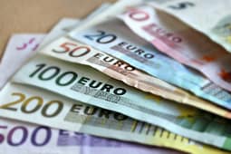 Në Kosovë nga 1 qershori ndalohet pagesa cash mbi 2 mijë euro Në Kosovë nga 1 qershori ndalohet pagesa cash mbi 2 mijë euro