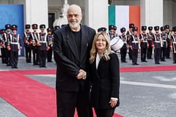 “Edi kundër Eddy”, Rama replikë gazetarit italian për intervistën e Hoxhës, reagon edhe Meloni “Edi kundër Eddy”, Rama replikë gazetarit italian për intervistën e Hoxhës, reagon edhe Meloni