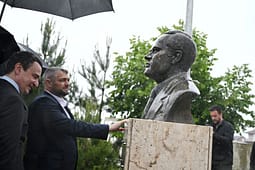Kurti në përvjetorin e zhdukjes së Ukshin Hotit: Mendje e ndritur e shqiptarëve, na ndriçon rrugën përpara Kurti në përvjetorin e zhdukjes së Ukshin Hotit: Mendje e ndritur e shqiptarëve, na ndriçon rrugën përpara
