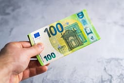 Rreth dy javë para zgjedhjeve Kurti njofton për pagesa të “njëhershme” prej 100 euro për katër kategori Rreth dy javë para zgjedhjeve Kurti njofton për pagesa të “njëhershme” prej 100 euro për katër kategori