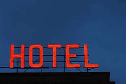 Mashtrim në Gjermani: Burri jetoi në hotel për një vit pa paguar faturat, gënjeu se kishte kancer Mashtrim në Gjermani: Burri jetoi në hotel për një vit pa paguar faturat, gënjeu se kishte kancer