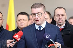 Mickoski për protestat e studentëve: Juristë që luftojnë për drejtësi e shkelin ligjin, nuk respektuan Ligjin për himnin dhe flamurin kombëtar Mickoski për protestat e studentëve: Juristë që luftojnë për drejtësi e shkelin ligjin, nuk respektuan Ligjin për himnin dhe flamurin kombëtar