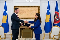 Reagime të ashpra pasi u raportua se Glauk Konjufca e quajti “frizerkë” Vjosa Osmanin Reagime të ashpra pasi u raportua se Glauk Konjufca e quajti “frizerkë” Vjosa Osmanin