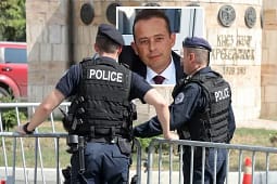 Togeri serb i PK-së i çoi BIA-s dokumente sekrete të Kosovës me Whastapp, fitoi miliona dinarë Togeri serb i PK-së i çoi BIA-s dokumente sekrete të Kosovës me Whastapp, fitoi miliona dinarë