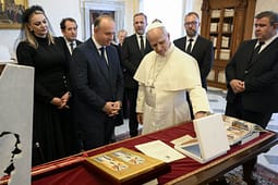 Gashi në Vatikan në takim me Papën Leo XIV: Maqedonia e Veriut mbetet shembull i bashkëjetesës ndëretnike, multikulturore dhe ndërfetare Gashi në Vatikan në takim me Papën Leo XIV: Maqedonia e Veriut mbetet shembull i bashkëjetesës ndëretnike, multikulturore dhe ndërfetare