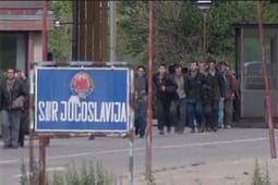 Nga ferri i Smrekonicës në Shqipëri-momentet kur të burgosurit mitrovicas arrijnë në Kukës, në maj 1999 Nga ferri i Smrekonicës në Shqipëri-momentet kur të burgosurit mitrovicas arrijnë në Kukës, në maj 1999