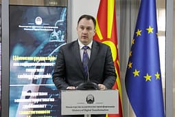 Andonovski: Maqedonia e Veriut drejt heqjes së roamingut me BE-në, qytetarët pritet të paguajnë si në vendin e tyre Andonovski: Maqedonia e Veriut drejt heqjes së roamingut me BE-në, qytetarët pritet të paguajnë si në vendin e tyre