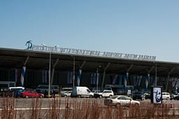 Arrestohet një person në Aeroportin “Adem Jashari” – policia i sekuestron armën me 45 fishekë Arrestohet një person në Aeroportin “Adem Jashari” – policia i sekuestron armën me 45 fishekë