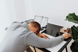 Kosova me nivelin më të lartë në rajon të lodhjes emocionale dhe fizike në vendin e punës Kosova me nivelin më të lartë në rajon të lodhjes emocionale dhe fizike në vendin e punës