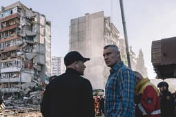 Sulmet ruse mbi Ukrainën, ekipet e shpëtimit nxjerrin viktimat nga rrënojat e apartamentev në Kiev Sulmet ruse mbi Ukrainën, ekipet e shpëtimit nxjerrin viktimat nga rrënojat e apartamentev në Kiev