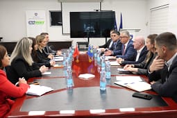 Kosova dhe Shqipëria dakordohen për lehtësimin e tregtisë ushqimore sipas praktikave të BE-së Kosova dhe Shqipëria dakordohen për lehtësimin e tregtisë ushqimore sipas praktikave të BE-së