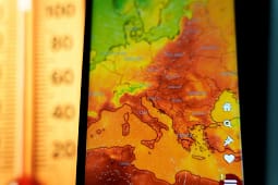 Meteorologët paralajmërojnë se kjo verë do të sjellë nxehtësi rekord në Evropë, me një ndryshim të papritur të motit në fund të majit Meteorologët paralajmërojnë se kjo verë do të sjellë nxehtësi rekord në Evropë, me një ndryshim të papritur të motit në fund të majit