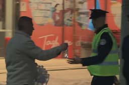 Protesta kundër pranisë së Njësisë Speciale në Skënderaj, qytetarët iu japin ujë policëve Protesta kundër pranisë së Njësisë Speciale në Skënderaj, qytetarët iu japin ujë policëve