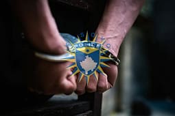 Shtetasi polak arrestohet në Gjakovë, dyshohet se theu xhamin e një lokali Shtetasi polak arrestohet në Gjakovë, dyshohet se theu xhamin e një lokali