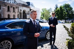 Peter Magyar refuzon të jetojë në rezidencën qeveritare dhe nuk do të përdor automjetet qeveritare Peter Magyar refuzon të jetojë në rezidencën qeveritare dhe nuk do të përdor automjetet qeveritare