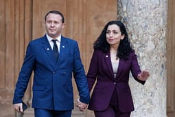 “Kur jemi te frizerkat”, burri i Vjosa Vjosa Osmanit i reagon Glauk Konjufcës: Tallje me çdo vajzë e grua në Kosovë “Kur jemi te frizerkat”, burri i Vjosa Vjosa Osmanit i reagon Glauk Konjufcës: Tallje me çdo vajzë e grua në Kosovë