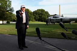 “Reuters”: Zyrtari i Trumpit ndihmoi në sigurimin e vizës amerikane për ish-ministrin polak në arrati “Reuters”: Zyrtari i Trumpit ndihmoi në sigurimin e vizës amerikane për ish-ministrin polak në arrati