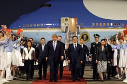 Trump mbërrin në Kinë për një takim me rëndësi të madhe me Xi Jinping Trump mbërrin në Kinë për një takim me rëndësi të madhe me Xi Jinping