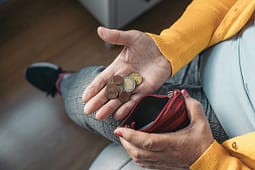 INSTAT:Mbi 245 mijë shqiptarë në varfëri të skajshme INSTAT:Mbi 245 mijë shqiptarë në varfëri të skajshme
