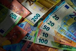 Punëtori i bankës në Prizren raporton zbulimin e 308 kartëmonedhave dhe monedhave të falsifikuara Punëtori i bankës në Prizren raporton zbulimin e 308 kartëmonedhave dhe monedhave të falsifikuara