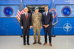 Komandanti i KFOR-it pret në takim kongresistët amerikan, u tregon për situatën e sigurisë në rajon Komandanti i KFOR-it pret në takim kongresistët amerikan, u tregon për situatën e sigurisë në rajon