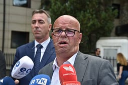 AKK dorëzon në Kushtetuese Rregulloren për Shërbimin Civil, Latifi: Qeveria po cenon autonominë e komunave AKK dorëzon në Kushtetuese Rregulloren për Shërbimin Civil, Latifi: Qeveria po cenon autonominë e komunave