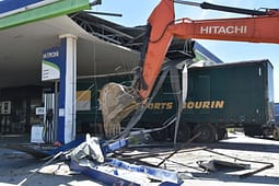 Muja inspekton punimet për rrënimin e objekteve në pronën e Ministrisë së Bujqësisë Muja inspekton punimet për rrënimin e objekteve në pronën e Ministrisë së Bujqësisë
