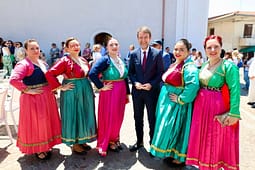 Hoxha në Kalabri: Arbëreshët, një urë e gjallë lidhëse mes dy brigjeve të Adriatikut Hoxha në Kalabri: Arbëreshët, një urë e gjallë lidhëse mes dy brigjeve të Adriatikut