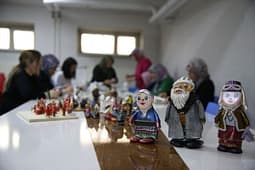Gratë në Turqi shndërrojnë gurët e natyrës në kukulla Gratë në Turqi shndërrojnë gurët e natyrës në kukulla
