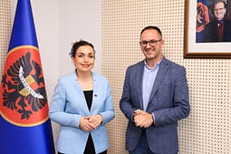 Besim Kodra i bashkangjitet rrugëtimit politik të Vjosa Osmanit Besim Kodra i bashkangjitet rrugëtimit politik të Vjosa Osmanit