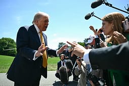 Gjatë rrugës për në Kinë, Trump thotë se ekonomia e amerikanëve nuk është prioriteti i tij Gjatë rrugës për në Kinë, Trump thotë se ekonomia e amerikanëve nuk është prioriteti i tij