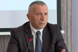 Kamberi dhe dy deputetë të tjerë paraqesin rezolutë për dënimin e krimeve të kryera në Kosovë Kamberi dhe dy deputetë të tjerë paraqesin rezolutë për dënimin e krimeve të kryera në Kosovë