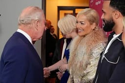 Rita Ora takohet me Mbretin Charles në Londër, shkëlqen me paraqitjen Rita Ora takohet me Mbretin Charles në Londër, shkëlqen me paraqitjen