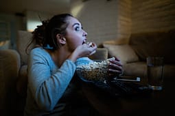 Edhe emocionet e lumtura mund të shkaktojnë të ngrënit e tepërt Edhe emocionet e lumtura mund të shkaktojnë të ngrënit e tepërt