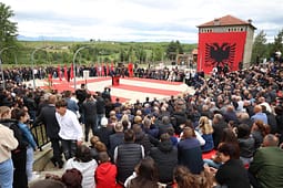 27 vjet nga beteja e Jabllanicës, Haradinaj përlotet teksa i kujton shokët e rënë 27 vjet nga beteja e Jabllanicës, Haradinaj përlotet teksa i kujton shokët e rënë