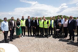 Muja përuroi investimin 9.15 milionë euro për sistemin e ujitjes në Radoniq të Gjakovës Muja përuroi investimin 9.15 milionë euro për sistemin e ujitjes në Radoniq të Gjakovës