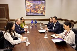 Konjufca pret Hamilton, flasin për bashkëpunimin me NATO-n Konjufca pret Hamilton, flasin për bashkëpunimin me NATO-n