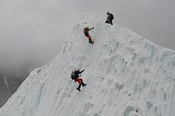 Rekord në Everest, 274 alpinistë arrijnë majën brenda një dite Rekord në Everest, 274 alpinistë arrijnë majën brenda një dite