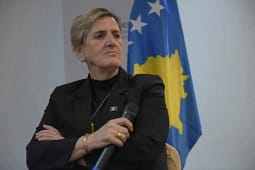 Fahrije Hoti zbulon arsyen e futjes në garë për deputete të Kosovës Fahrije Hoti zbulon arsyen e futjes në garë për deputete të Kosovës
