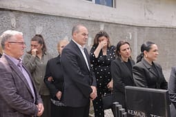 Hoxhaj, pranë familjeve që ende mbajnë plagën e masakrës në Vushtrri Hoxhaj, pranë familjeve që ende mbajnë plagën e masakrës në Vushtrri