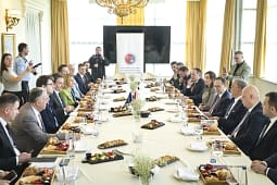 Kurti prezanton projektet për katër hekurudha dhe pesë diga gjatë takimit me Odën Tregtare Kosovaro-Turke Kurti prezanton projektet për katër hekurudha dhe pesë diga gjatë takimit me Odën Tregtare Kosovaro-Turke