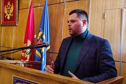 Kryetari pro-rus i komunës së Nikshiqit nuk lejohet të futet në Kosovë Kryetari pro-rus i komunës së Nikshiqit nuk lejohet të futet në Kosovë