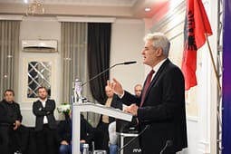 Ali Ahmeti i përgjigjet Kurtit pas kritikave për BDI: VLEN’i hyzmeçar, kur Qeveria ime të ftoi në Shkup fole shqip Ali Ahmeti i përgjigjet Kurtit pas kritikave për BDI: VLEN’i hyzmeçar, kur Qeveria ime të ftoi në Shkup fole shqip