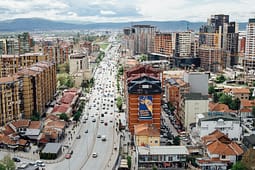 Nëse Prishtina miraton taksën 10-euroshe “për të huajt”, Fushë-Kosova do ta bëjë 20 veç për prishtinasit Nëse Prishtina miraton taksën 10-euroshe “për të huajt”, Fushë-Kosova do ta bëjë 20 veç për prishtinasit