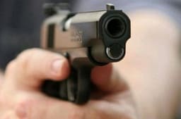 Kanosi me armë dy persona në Gjakovë, i dyshuari dërgohet në mbajtje Kanosi me armë dy persona në Gjakovë, i dyshuari dërgohet në mbajtje