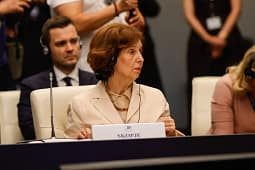 Siljanovska-Davkova nga Sofja: Të konkurrojmë në dije dhe zhvillim, jo në bllokada dhe përçarje Siljanovska-Davkova nga Sofja: Të konkurrojmë në dije dhe zhvillim, jo në bllokada dhe përçarje